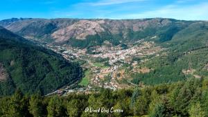 曼泰加什Casa das Faias - Serra da Estrela的山间山谷中的城镇