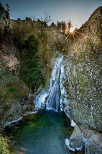 曼泰加什Casa das Faias - Serra da Estrela的峡谷中的瀑布,有水池