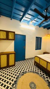 una camera con due letti e una porta blu di Liv Inn Iyra - Boutique Stay a Varkala