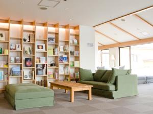 - un salon avec un canapé et une table basse dans l'établissement Hotel Folkloro Hanamakitowa, à Hanamaki