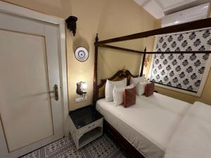 1 Schlafzimmer mit 2 Betten und einer Tür zu einem Zimmer in der Unterkunft The Coral Court Homestay in Agra