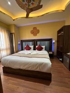 een slaapkamer met een groot bed met rode kussens bij Green valley boutique in Paro