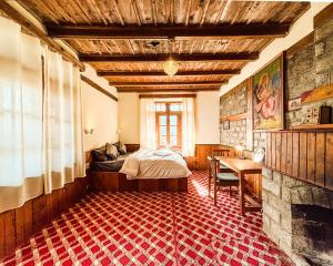 a bedroom with a bed and a table and a fireplace at Timberwolves in Manāli