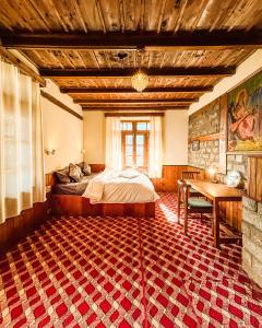 a bedroom with a bed and a table in a room at Timberwolves in Manāli