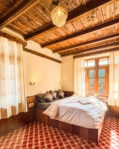 a bedroom with a bed and a chandelier at Timberwolves in Manāli