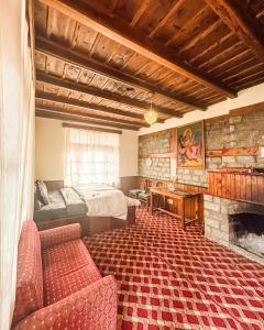 a bedroom with a bed and a couch and a fireplace at Timberwolves in Manāli