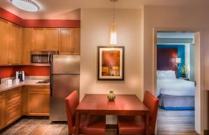 uma cozinha com uma mesa e uma cozinha com uma cama em Residence Inn by Marriott Arlington Ballston em Arlington