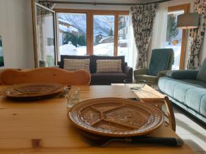 - un salon avec une table et un canapé dans l'établissement Studio 60m2 au pied de la télécabine et SaastalCards, à Saas-Fee