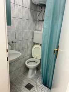 y baño con aseo y lavamanos. en Apartments Jankovic, en Podgorica