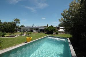 uma piscina no quintal de uma casa em Evendale House em Hastings