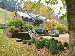 Magnificent Manor in Vresse-Sur-Semois with Sauna tesisinin dışında bir bahçe