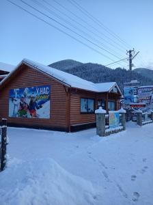 タターリウにあるSadyba Yalivetsの雪の上に看板を載せた建物