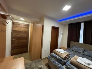 - une chambre avec un lit et une porte en bois dans l'établissement Sobe & apartmani " Ljupče ", à Jošanička Banja