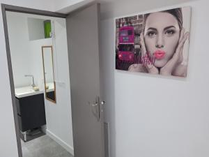 een badkamer met een foto van een vrouw en een vrachtwagen bij Appartement de vacances in Illkirch-Graffenstaden