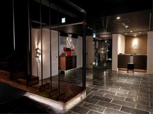 een lobby met een kamer met een glazen wand bij Act Hotel Roppongi - Vacation STAY 85367 in Tokyo