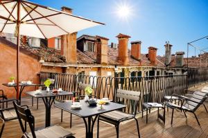 En balkon eller terrasse på Hotel L'Orologio Venezia - WTB Hotels