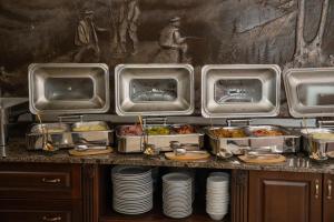 un buffet con diversi vassoi di cibo su un tavolo di Villa Elena SPA & Resort a Bukovel