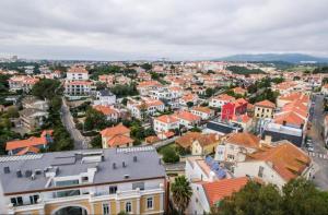 una vista aerea di una città con edifici di Home with a view - spacious Apartment a Estoril