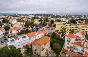 una vista aerea di una città con edifici di Home with a view - spacious Apartment a Estoril