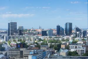 vistas a una ciudad con edificios altos en Revalia Fahle Airport Bus-Station Apartments with Best views, en Tallin