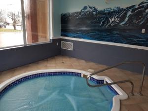 A piscina localizada em Alpine Inn & Suites ou nos arredores