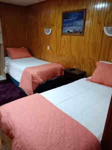 Una cama o camas en una habitación de Hostal Reymar