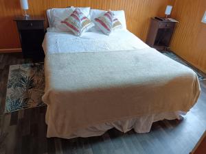 Una cama o camas en una habitación de Hostal Reymar