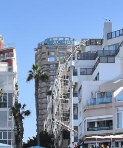 uma montanha-russa em frente a um edifício em AC Hotel Gran Canaria by Marriott em Las Palmas de Gran Canárias