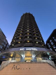 um edifício alto com uma placa de hotel em AC Hotel Gran Canaria by Marriott em Las Palmas de Gran Canárias