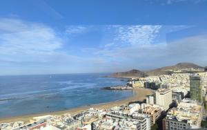 uma vista para uma praia com edifícios e o oceano em AC Hotel Gran Canaria by Marriott em Las Palmas de Gran Canárias