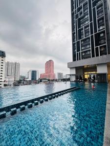 Kolam renang di atau dekat dengan Chambers Suites KL