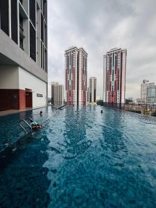 Kolam renang di atau dekat dengan Chambers Suites KL