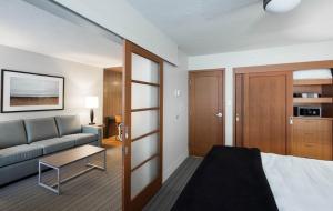 O bucătărie sau chicinetă la West Coast Suites at UBC