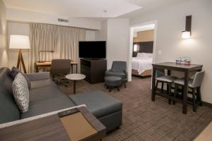 Residence Inn by Marriott Springdale में टेलीविजन और/या मनोरंजन केंद्र