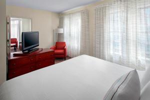 En TV eller et underholdningssystem på Residence Inn Alexandria Old Town South at Carlyle