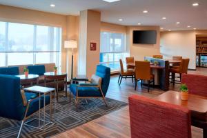 Et sittehjørne på TownePlace Suites by Marriott Grand Rapids Airport