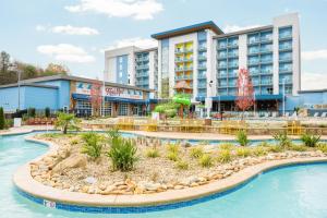 een afbeelding van een resort met een zwembad bij Compass by Margaritaville Hotel Pigeon Forge in Pigeon Forge