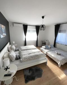 um quarto com 2 camas, uma secretária e uma mesa em 4 STARS APARTMENTS Near Airport em Velika Gorica