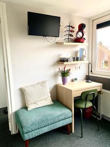 Cette chambre dispose d'un bureau, d'une chaise et d'un bureau avec un ordinateur. dans l'établissement Guesthouse de Hoogkamp, à Arnhem