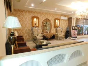 Χώρος καθιστικού στο Hotel SR Lounge Multan