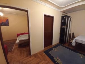 um quarto com um espelho e um quarto com uma cama em Apartman Gala Beograd em Belgrado