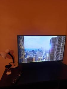 um monitor de computador com vista para uma cidade em Apartman Gala Beograd em Belgrado