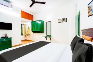 Tempat tidur dalam kamar di Super Hotel O Vennala Near Palarivattom