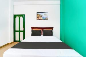 Tempat tidur dalam kamar di Super Hotel O Vennala Near Palarivattom