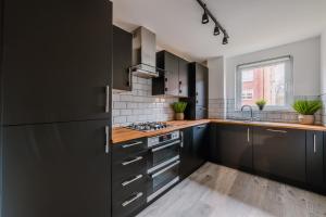 A kitchen or kitchenette at ComfySleep Apartments