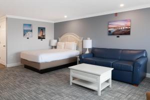 A bed or beds in a room at InnSeason Resorts HarborWalk