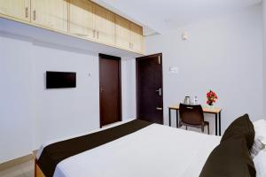 Rúm í herbergi á Super Hotel O Valasaravakkam Near Chandra Metro Mall