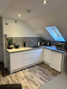 A kitchen or kitchenette at An Cuiltheann Apartment