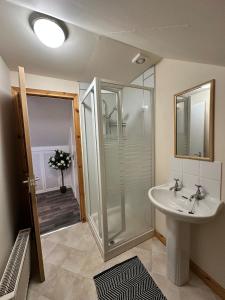 A bathroom at An Cuiltheann Apartment