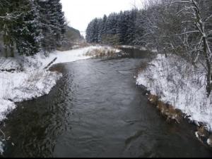 un fiume con la neve sui lati di Lanonweye a Waimes